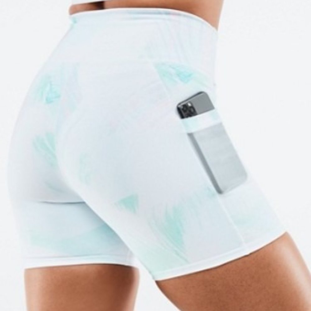 Fabletics On-The-Go PowerHold® High-Waisted 6'' Short - Small